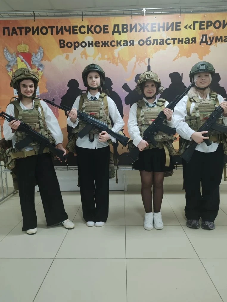 📸✨ Ученики 10-11 классов нашей школы побывали на выставке «Семья Героя» 💥 Здесь они узнали много инт
