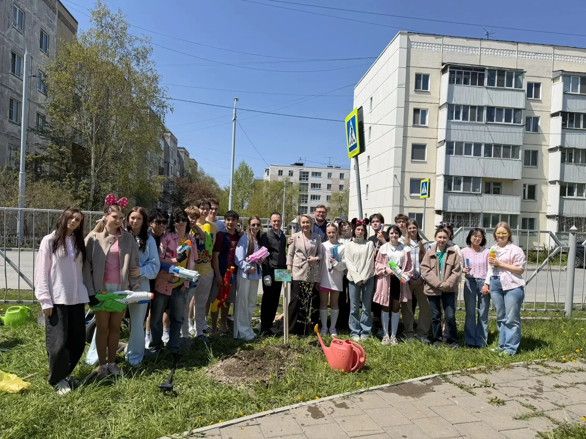 🌳 Живая традиция: аллея выпускников!   Каждый год в День детства на школьном дворе нашей гимназии пр