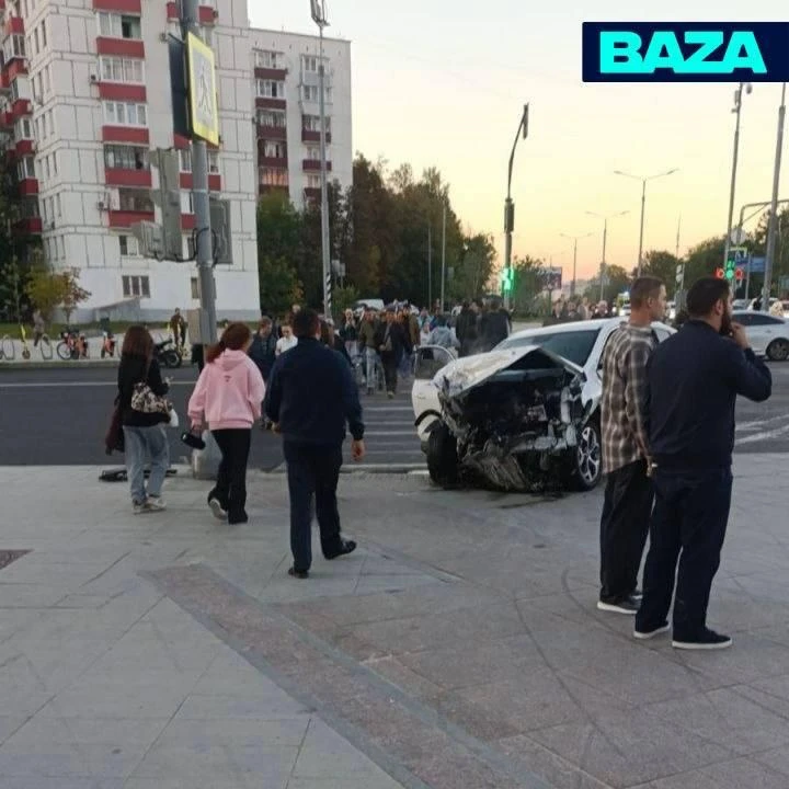 Оба водителя, по предварительным данным, проехали на красный свет перед жёстким ДТП в З...