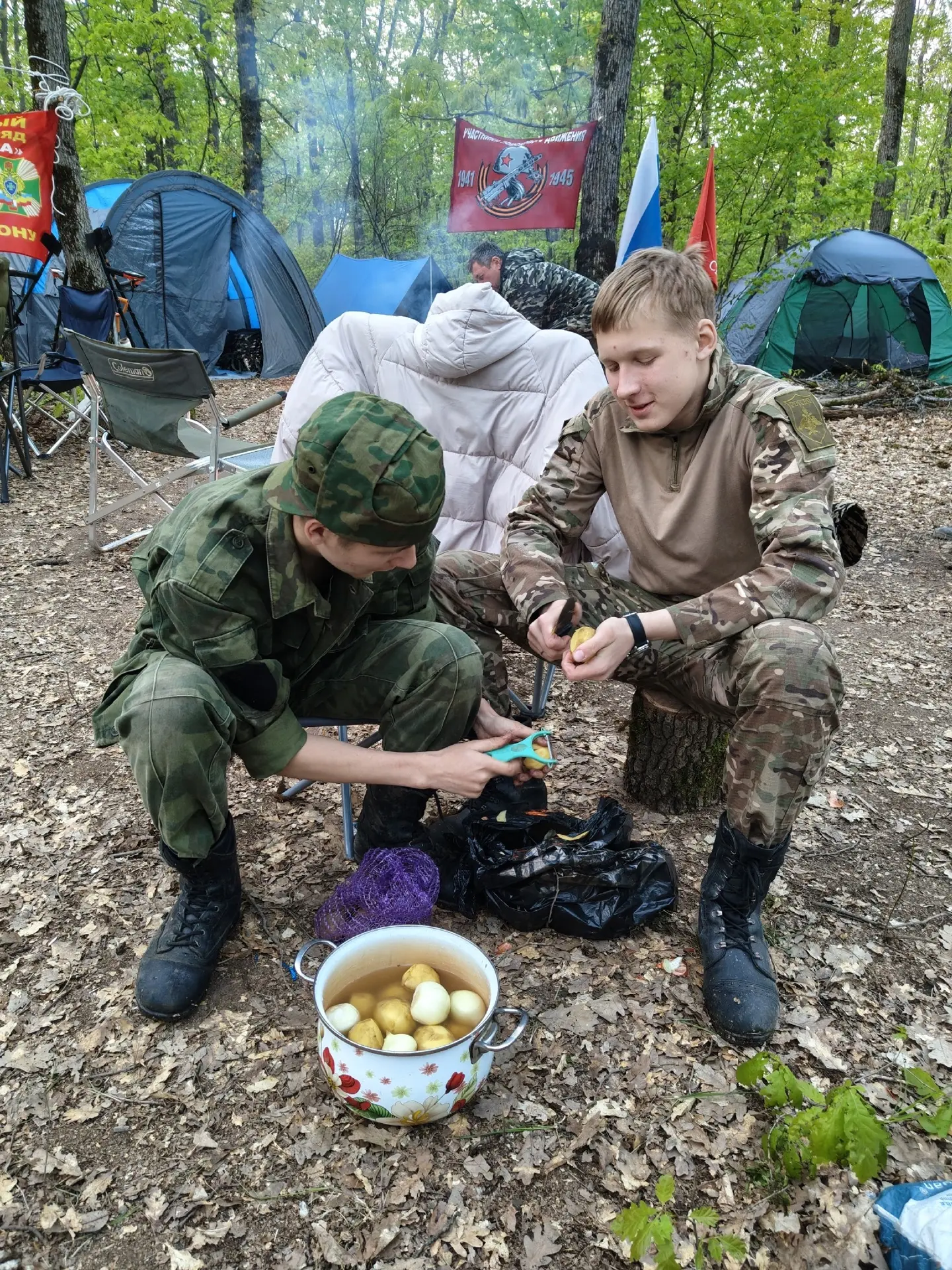 И, конечно, жаркий костёр в лагере, военные песни под гитару, вкуснейшие завтраки, обеды и ужины наш