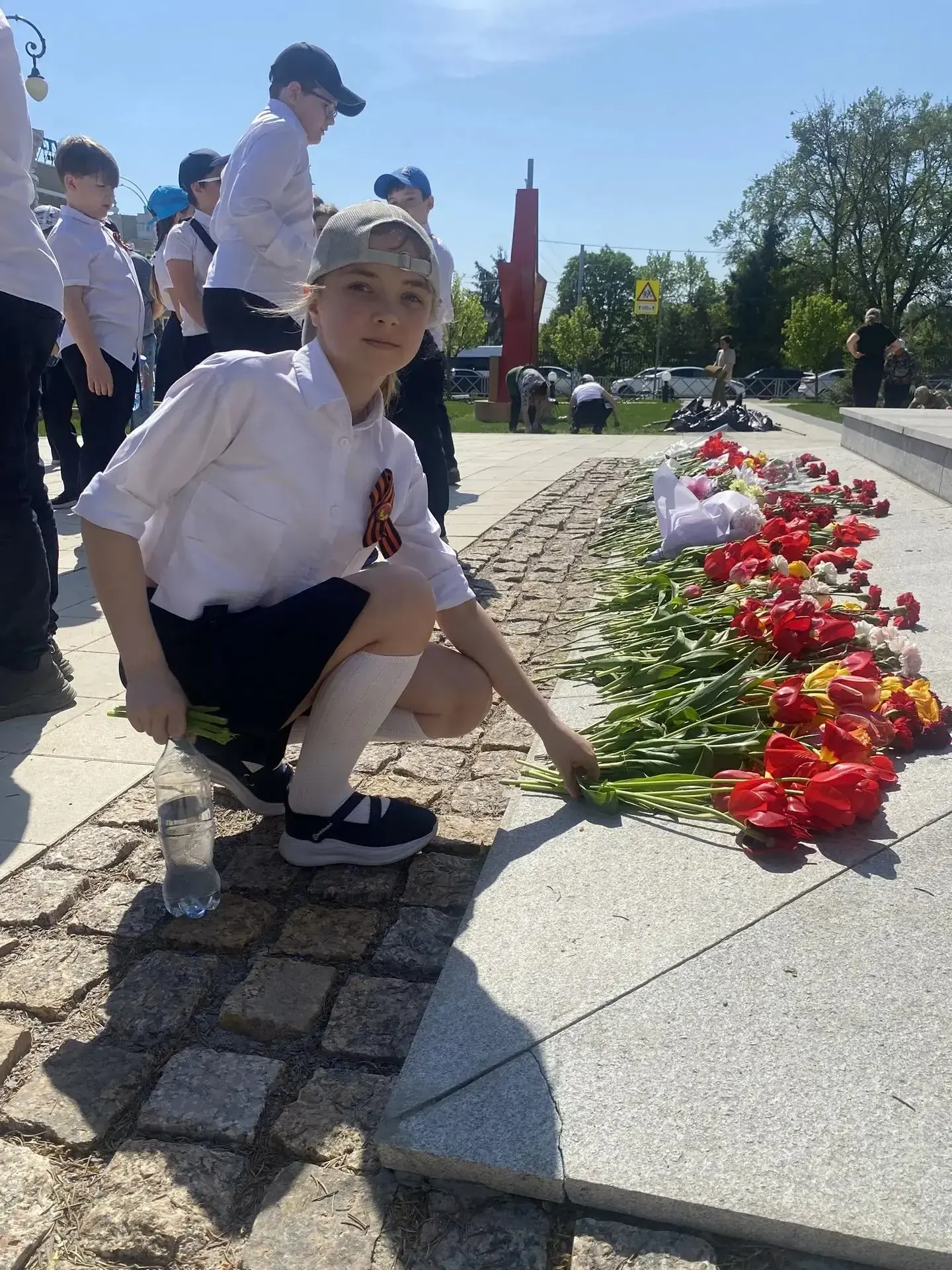 Сегодня школьники МАОУ СОШ №22 отправились в путешествие «по следам героических лет».  У памятников,