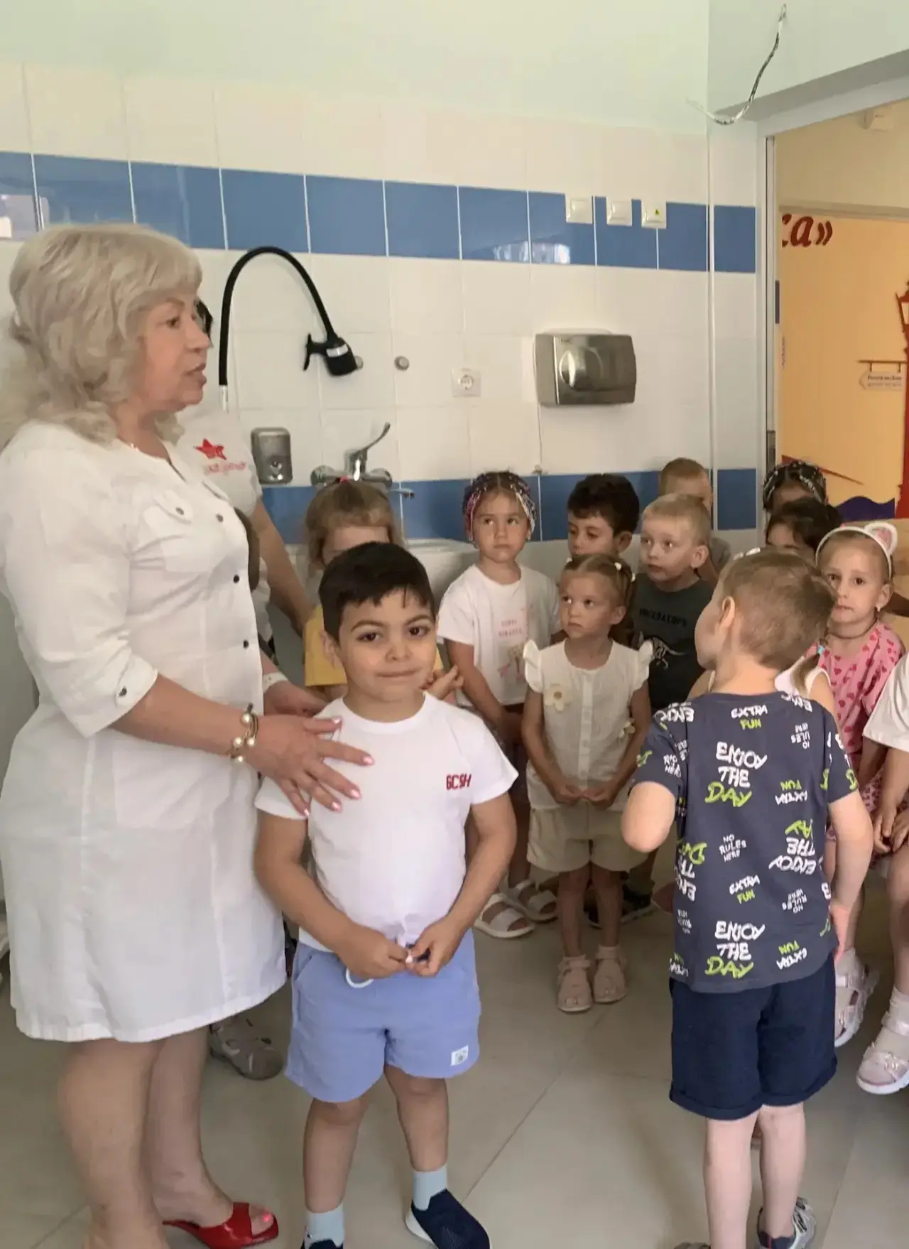 Экскурсия в медкабинет: Здоровье и профессии в руках детей 
✨Во время экскурсии маленькие исследоват