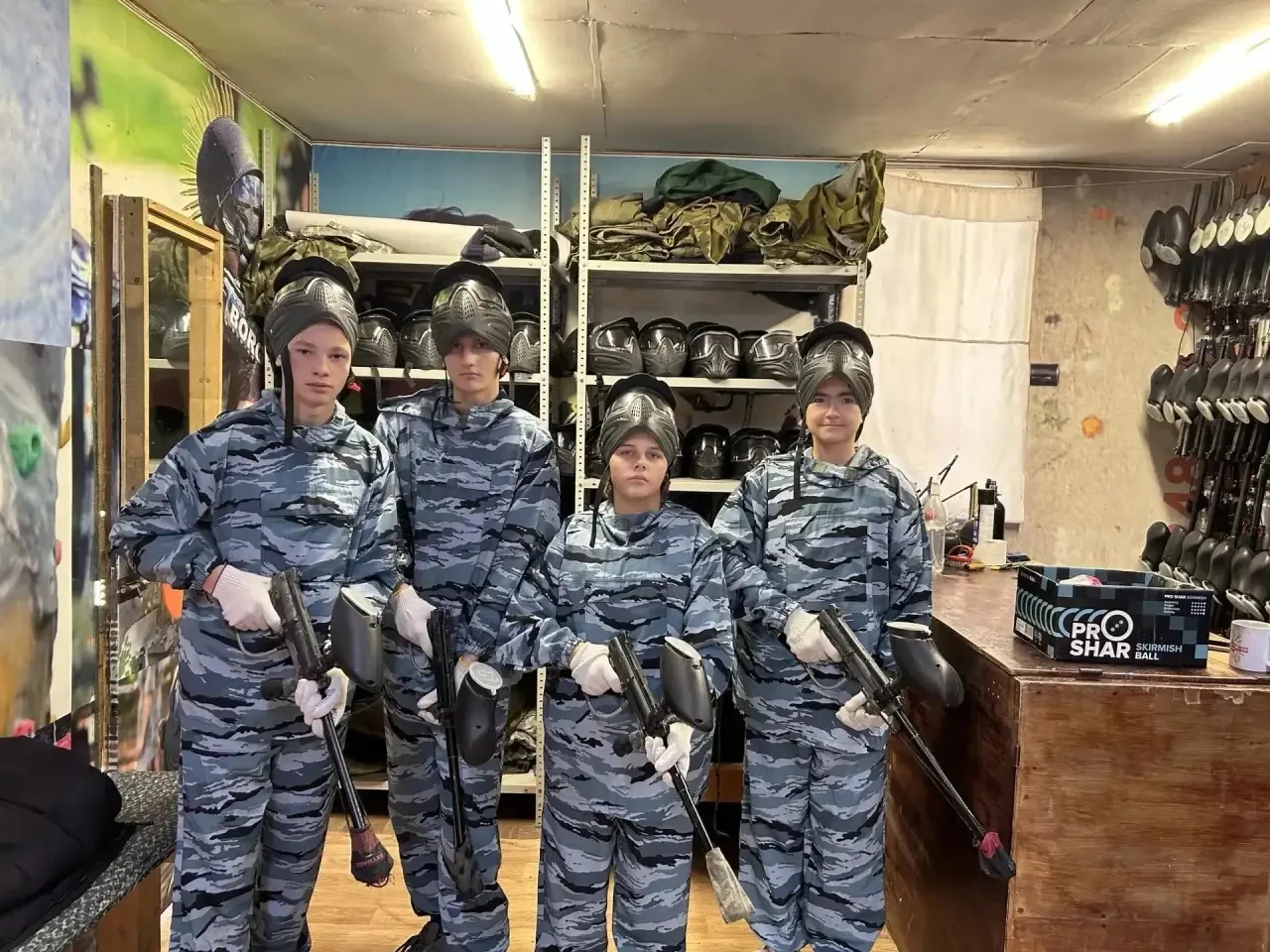 Сегодня после уроков учащиеся 7«В» класса посетили пейнтбольный клуб "Восточный Фронт."...