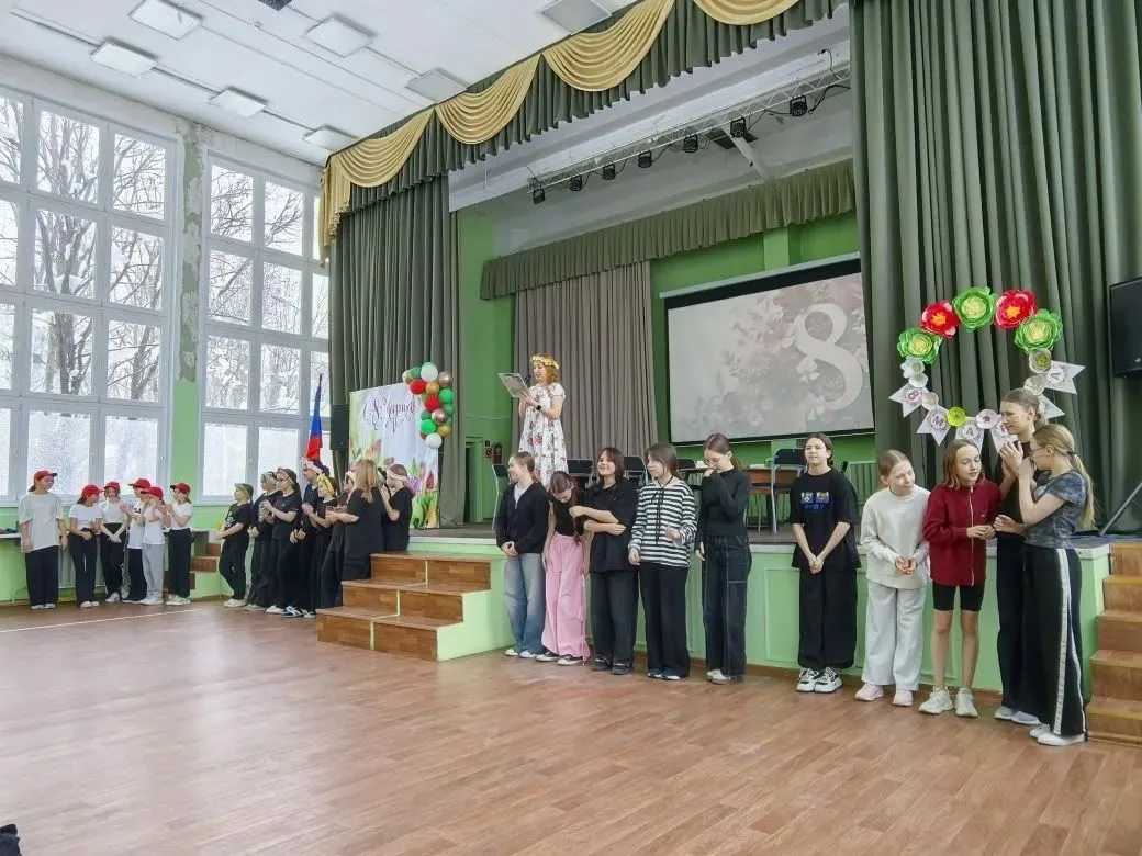 В преддверии праздника в нашей школе в основном корпусе состоялся конкурс «А ну‑ка, дев...