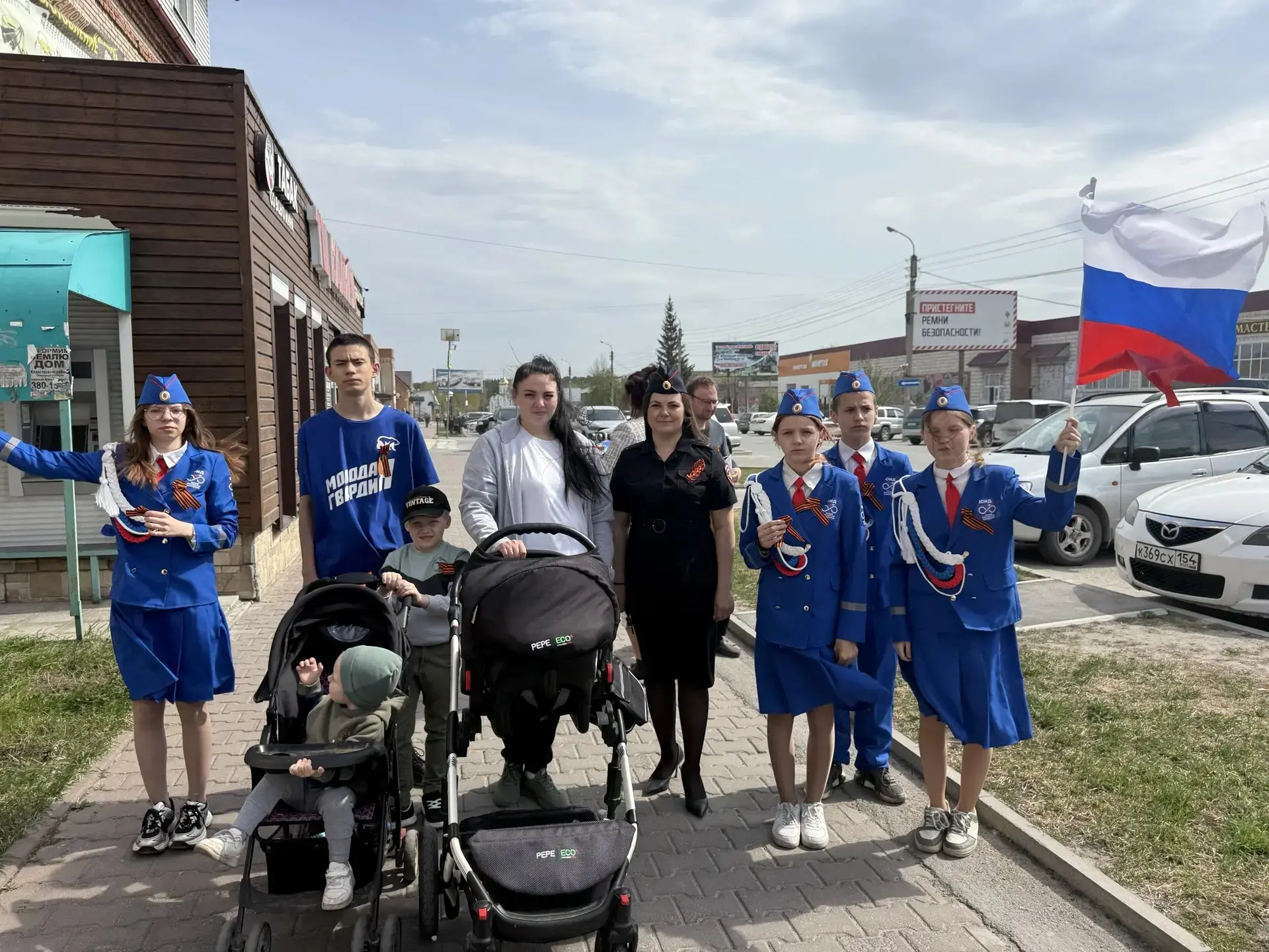 🚦 В преддверии 9 мая ребята из отряда ЮИД «Зелёный свет» совместно с сотрудниками Госа...