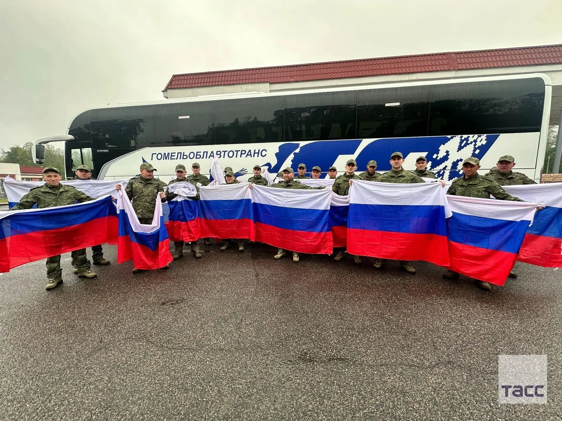 ❗️Первые кадры возвращенных из украинского плена российских военнослужащих.  Как сообщили в Миноборо