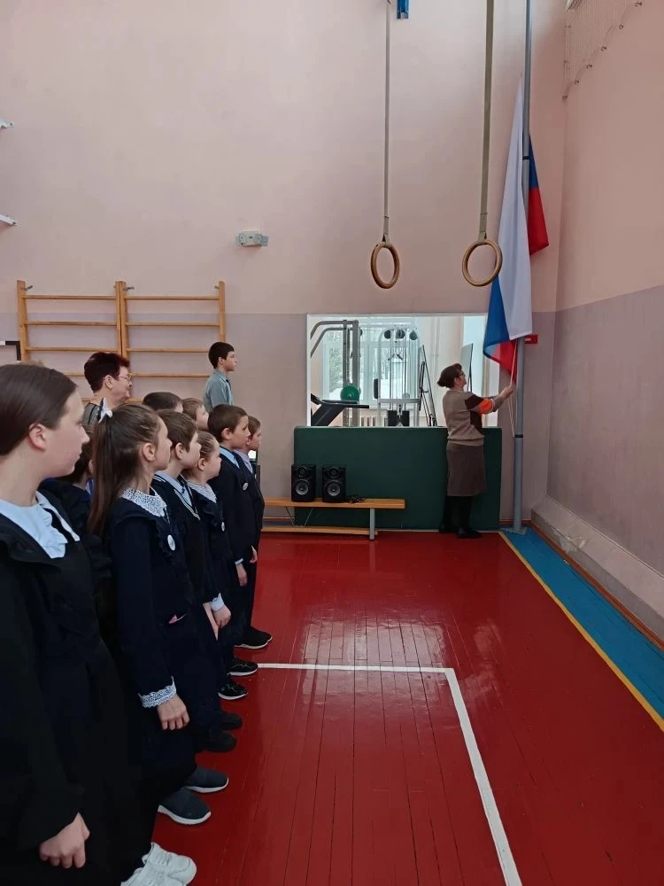 Утро понедельника 16 февраля 2026 года в школе традиционно началось с торжественной лин...