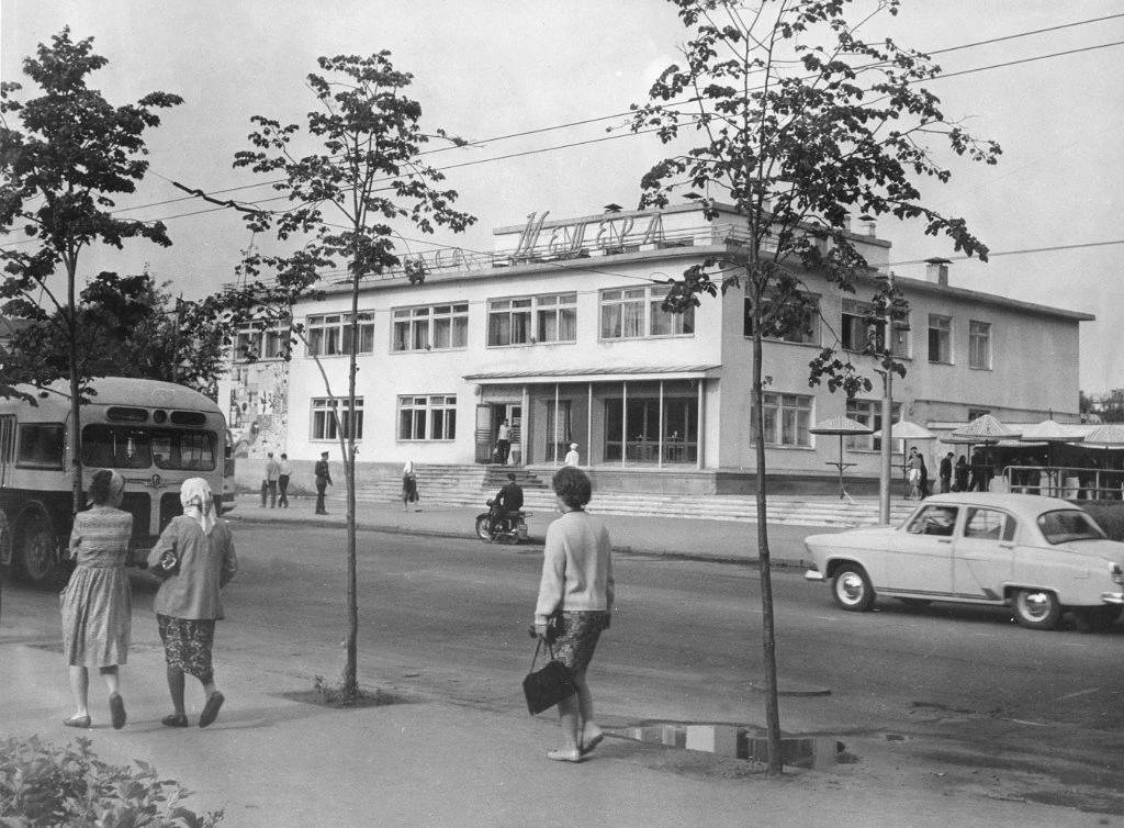 Улица Дзержинского. Столовая «Мещера», 1960-е годы

📍 Рязань
👉 Подписаться
🔥 Рязань ЧП