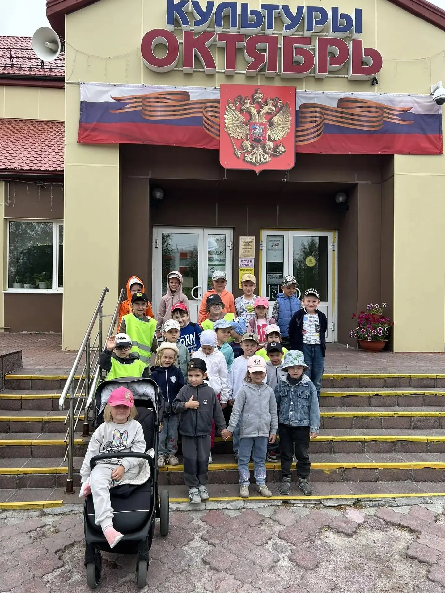 Маленькие зрители в большом кино! 🍿