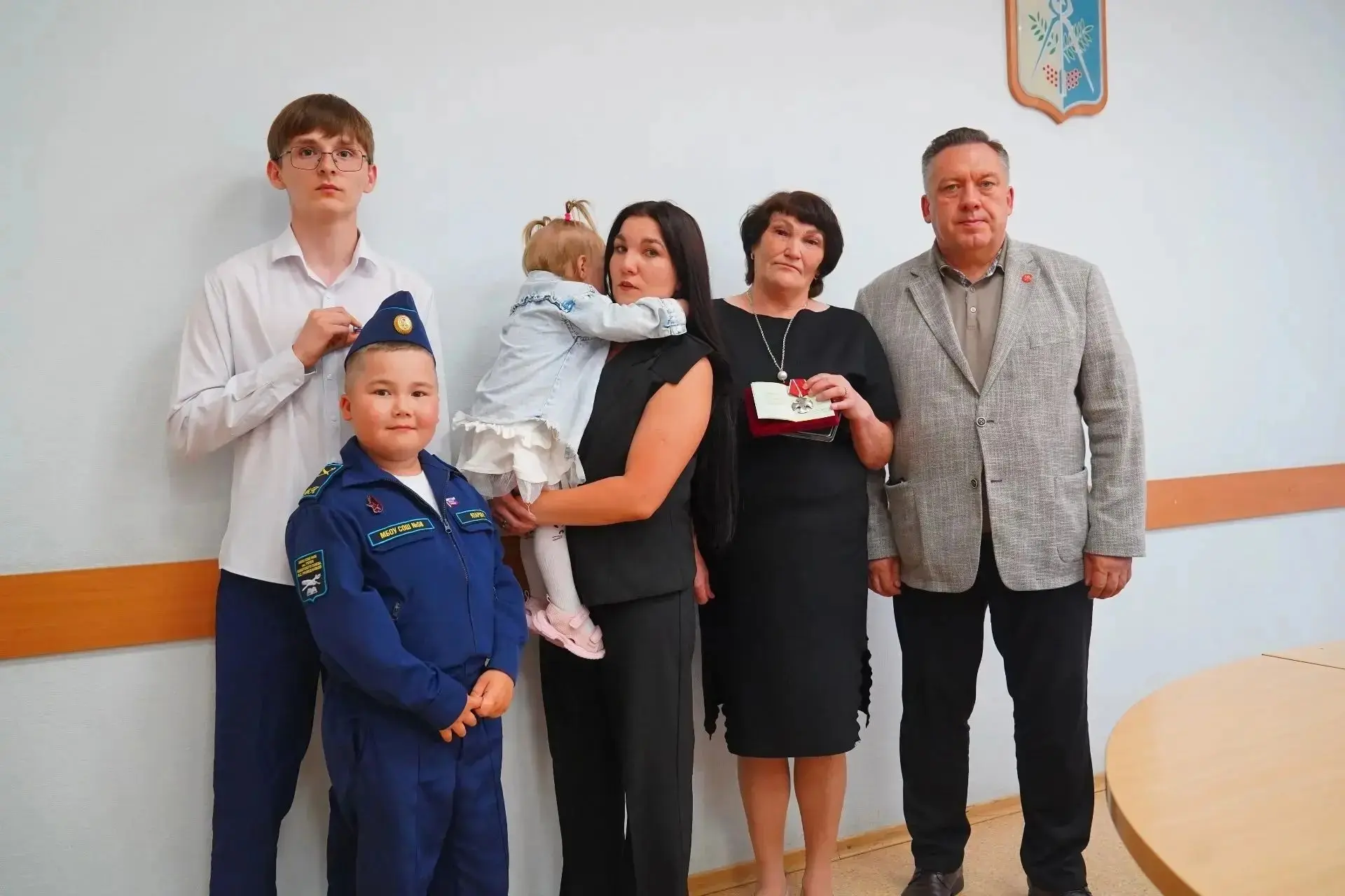 По поручению Верховного Главнокомандующего с гордостью вручил пять орденов Мужества близким наших Ге