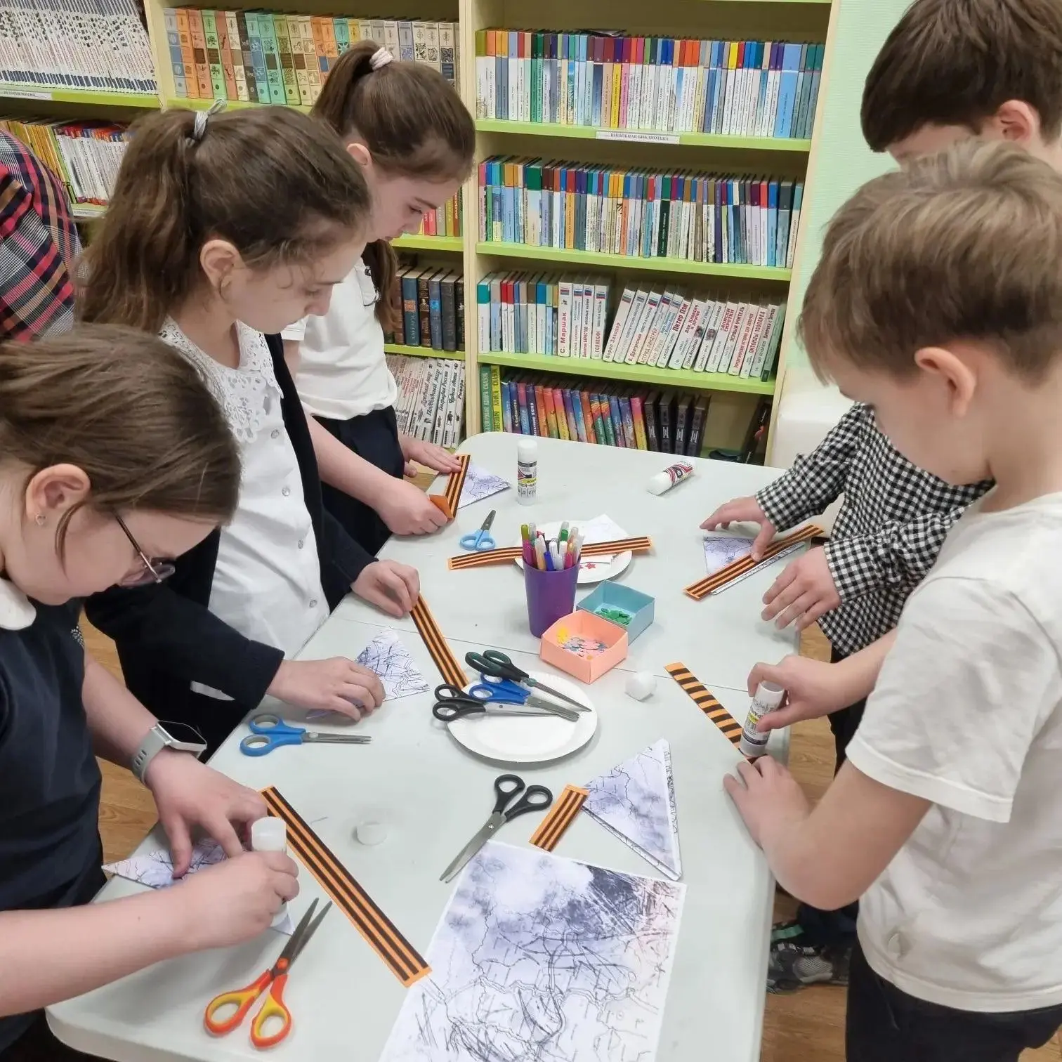 Ученики 3"а" класса посетили Детскую библиотеку №1. Мероприятие было посвящено  ВОВ. Ребятам показал