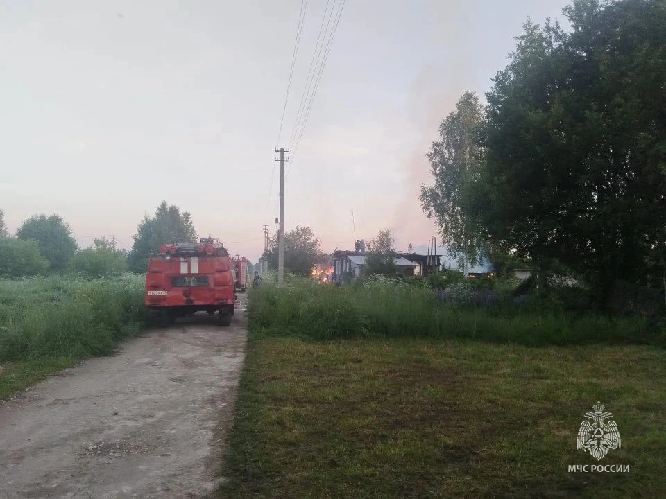 🛑 Сотрудники МЧС России потушили пожар в частном жилом доме в д. Адино, возникший из-за неисправной