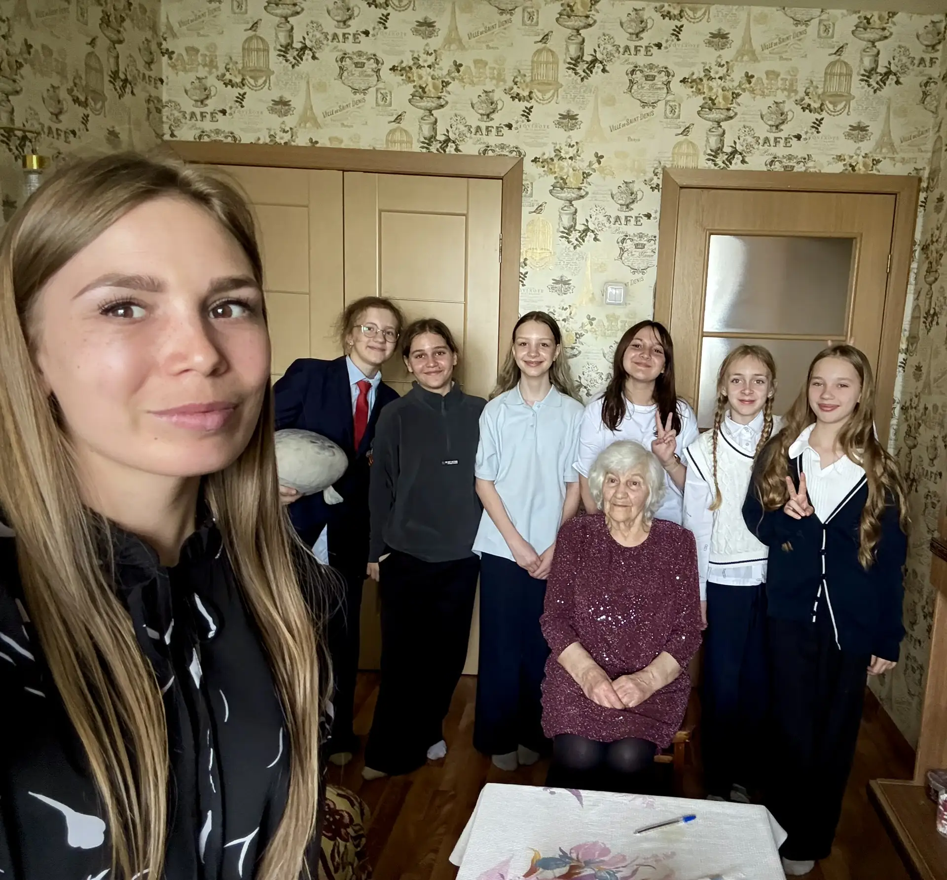 ✨ Сегодня ученики 5М класса вместе с классным руководителем навестили Кудинову Марию Ивановну — вете