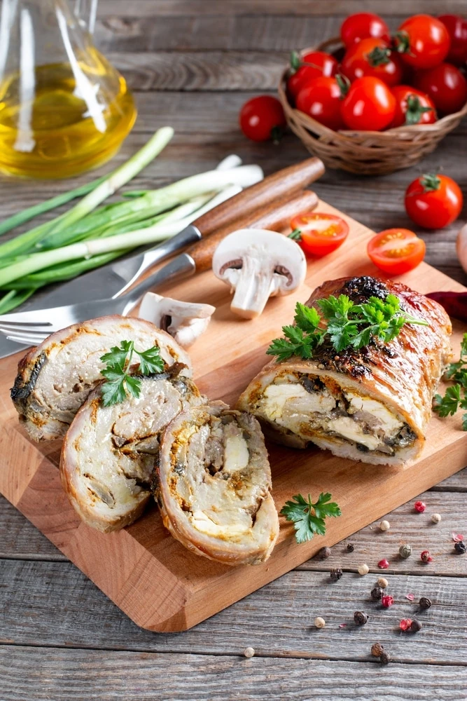 РУЛЕТ ИЗ СВИНИНЫ С ГРИБАМИ И СЫРОМ