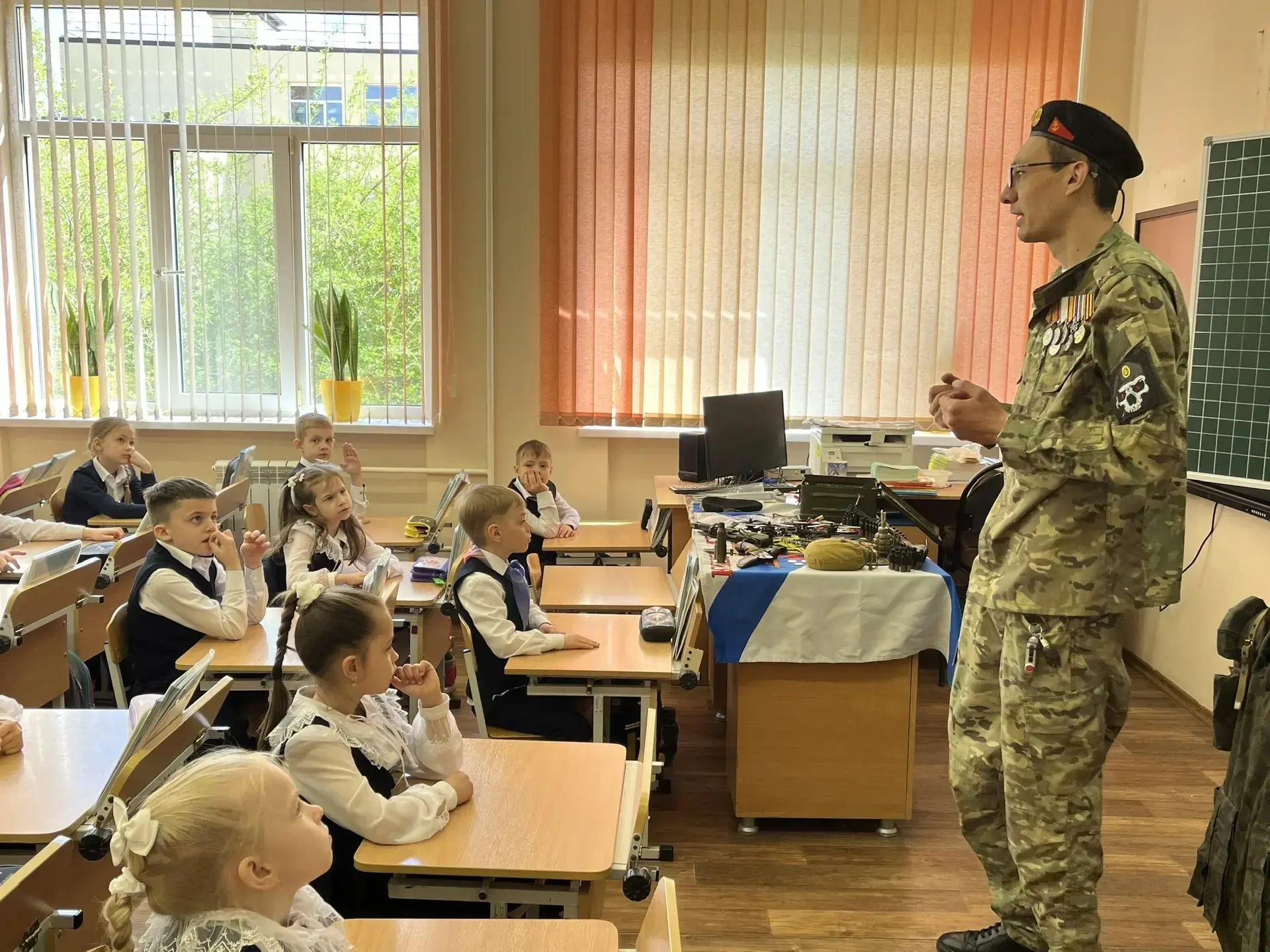 А гимназии прошли "Уроки Мужества". В гости к ребятам приходил Гвардии Лейтенант запаса Васильев Вла