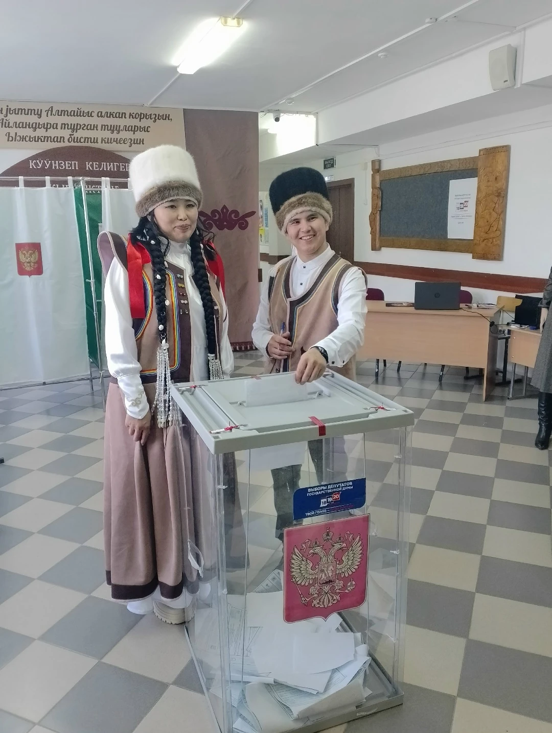 Ещё две молодые пары из Республики Алтай проголосовали в день своей свадьбы