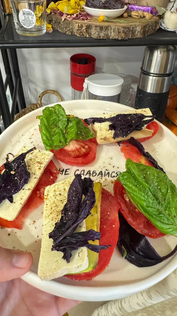 Бутерброды 🥪 без хлеба ) 
Как же я обожаю базилик  🌿 и домашние томаты . А они просто созданы друг