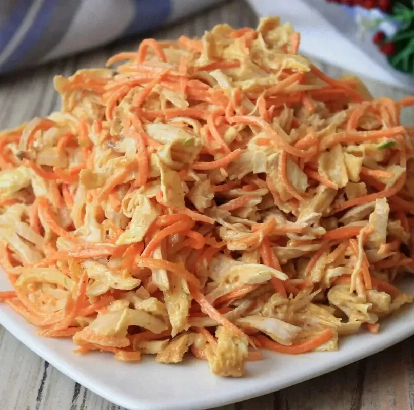 Салат "Лисичка" с корейской морковкой и куриной грудкой  Ингредиенты: ● 2 филе куриной грудки ● 3 ма