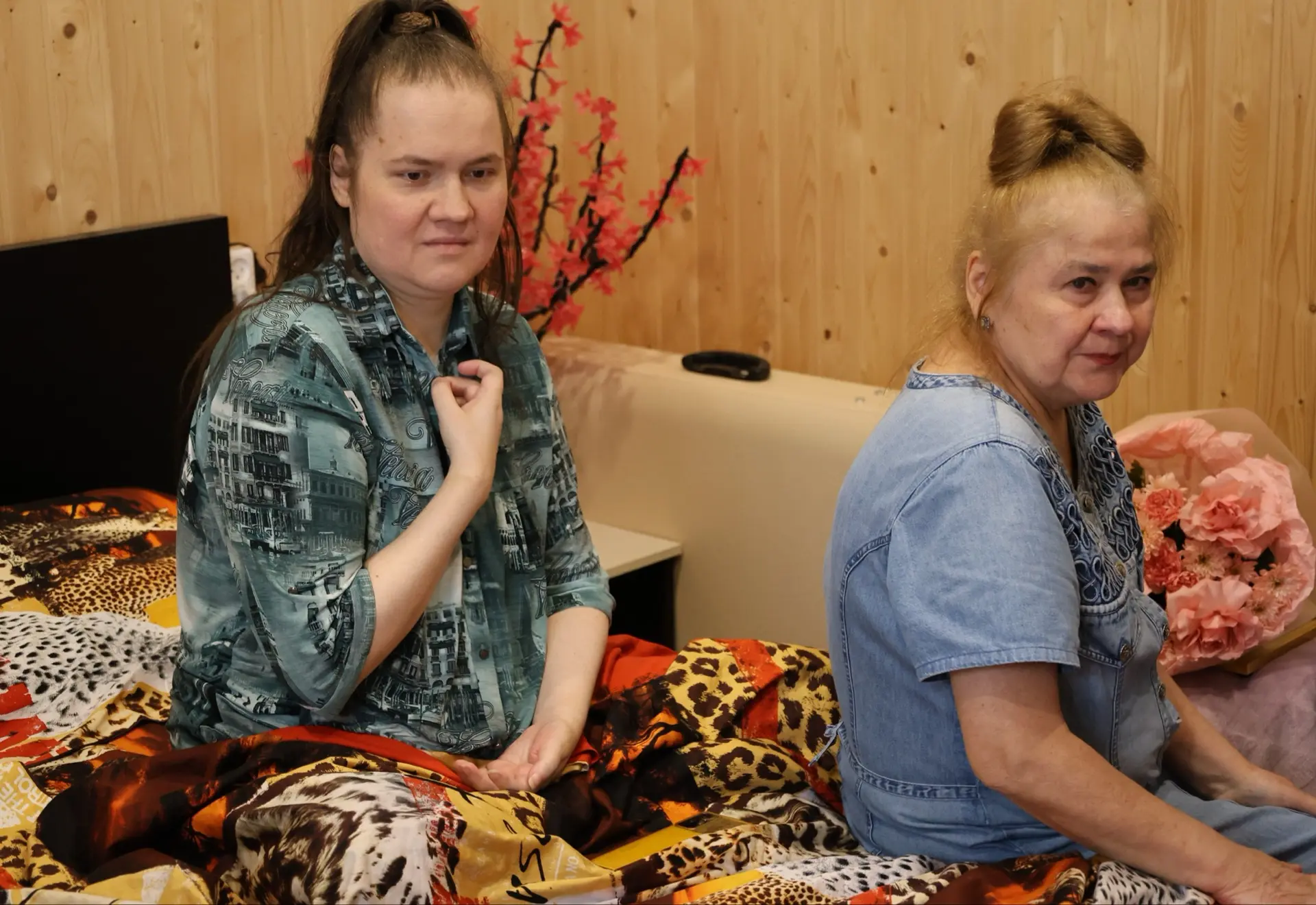Вручили ключи от нового дома Лилии Рахимовой - инвалиду 1 группы и её маме, которые ост...