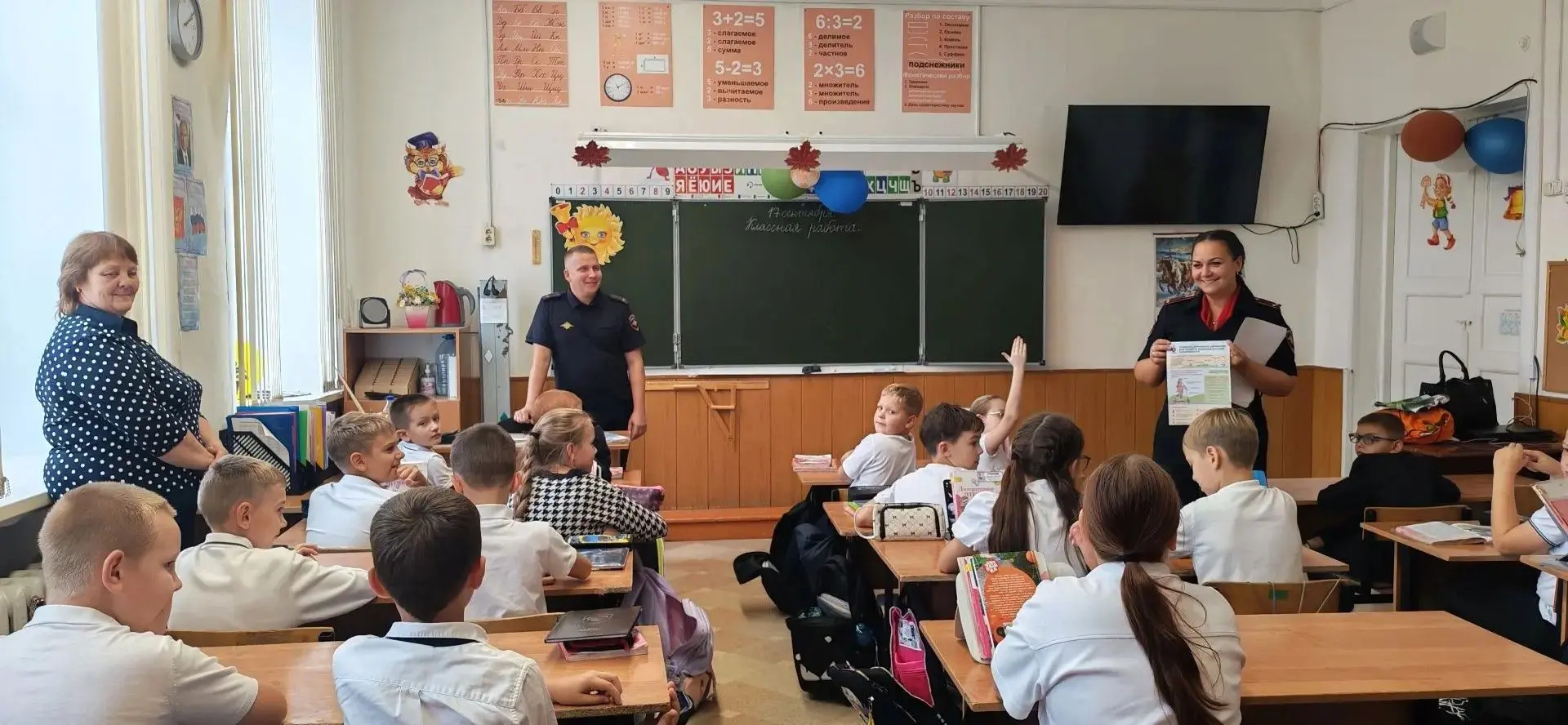 👮‍♂️В Юрге сотрудники Госавтоинспекции провели беседу с учащимися младших классов школ...