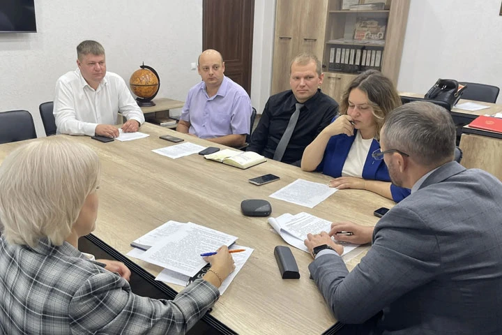 На стройке дома для переселенцев в Черногорске требуется нарастить темпы