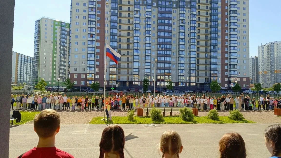 4 ДЕНЬ В ПРИШКОЛЬНОМ ЛАГЕРЕ: ЕДИНСТВО НАРОДОВ 🤝 И ЗАРЯД БОДРОСТИ! ☀ 
 
День начался с традиционной 