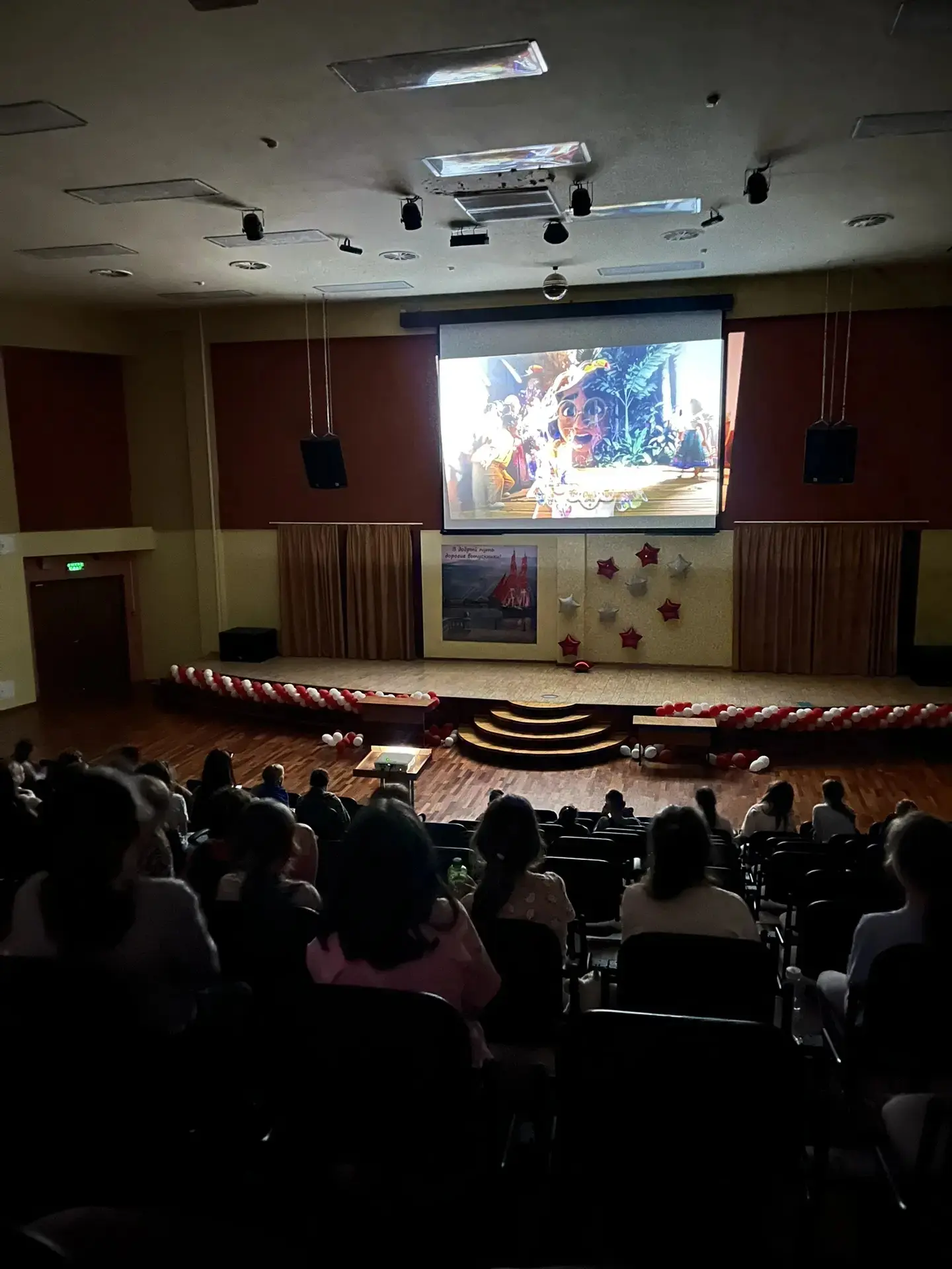 10 июля наш лагерь превратился в настоящий кинотеатр 📽️

В уютном зале при свете проектора состоялс