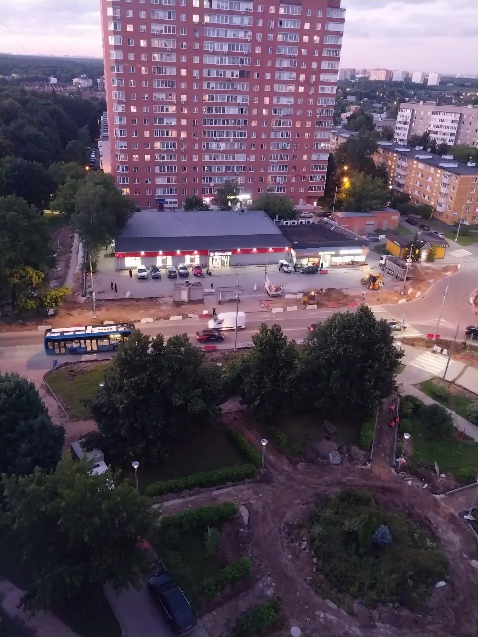 В микрорайоне за 57 домом идут какие-то работы.