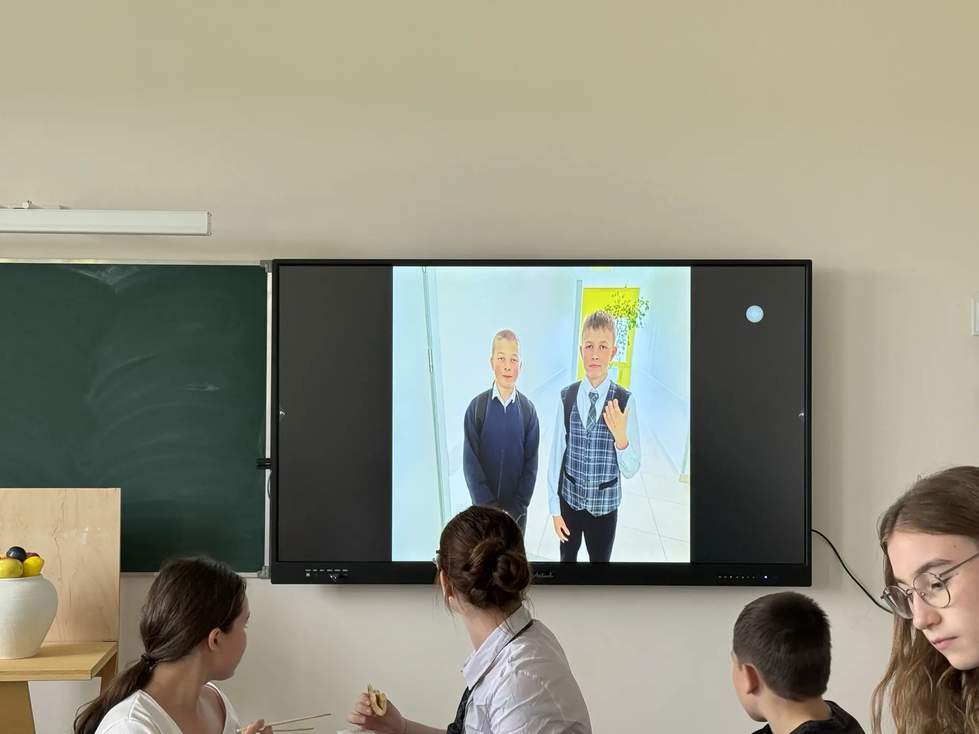 ✨ Последний день учёбы для 6 «Б» прошёл в тёплой атмосфере: чай, разговоры по душам, маленькие подар