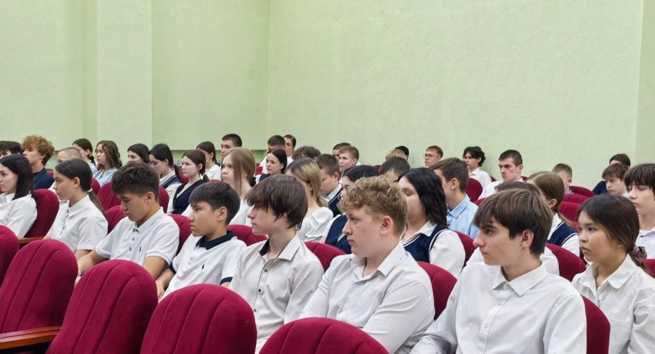 В Зареченской СОШ №2 прошёл не обычный урок, а настоящий взрослый разговор с учениками ...
