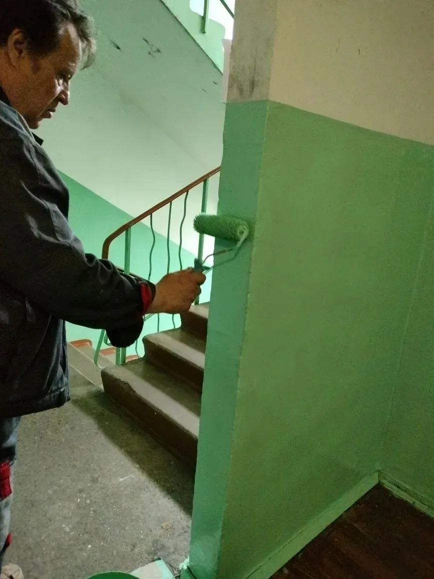 На Курчатова 38 начали локальный ремонт лестничной клетки с 1 по 9 этаж