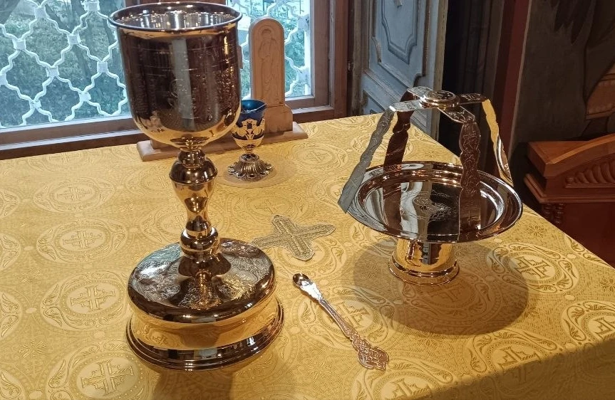 Вот эти священные сосуды мы приобрели с вашей помощью.

Сердечно благодарю всех, кто принял участие 