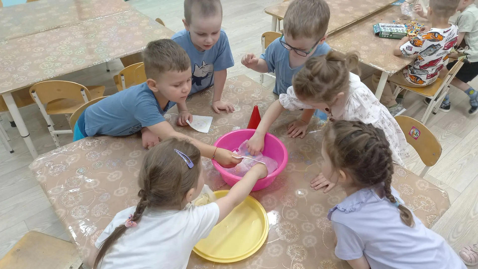 Сегодня у нас было настоящее волшебство! Мы провели увлекательный эксперимент: ребята о...