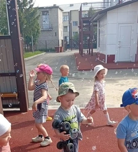 Сегодня в младшей группе прошла замечательная прогулка с мыльными пузырями!🥰
Ребята смеялись, бегал