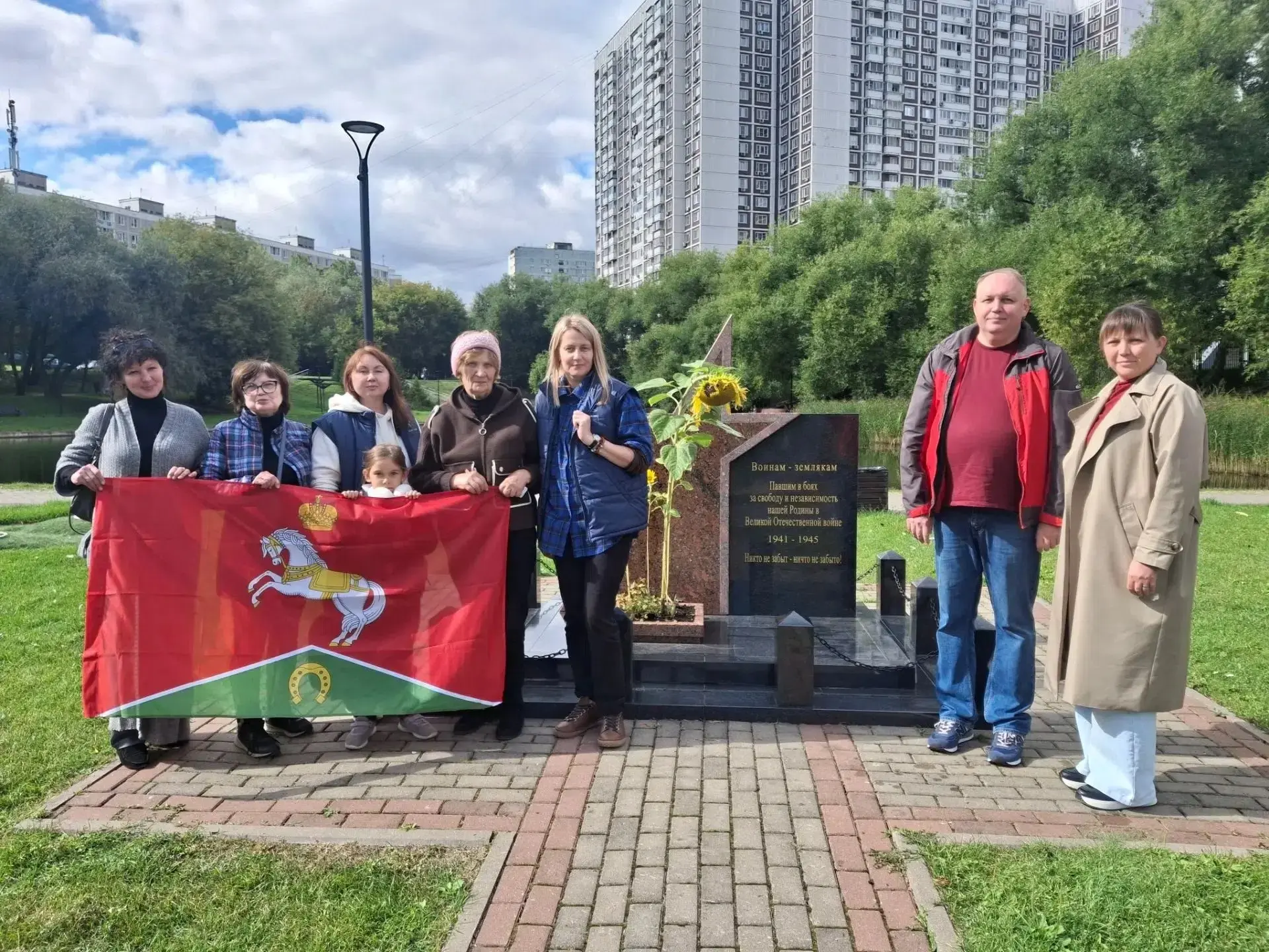 🕊 Общественные советники и жители района Коньково привели в порядок памятники ко Дню г...