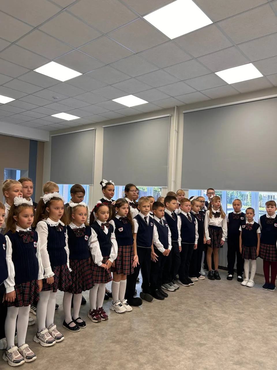 🚩 Сегодня в нашей школе прошла торжественная линейка, посвящённая поднятию Государстве...