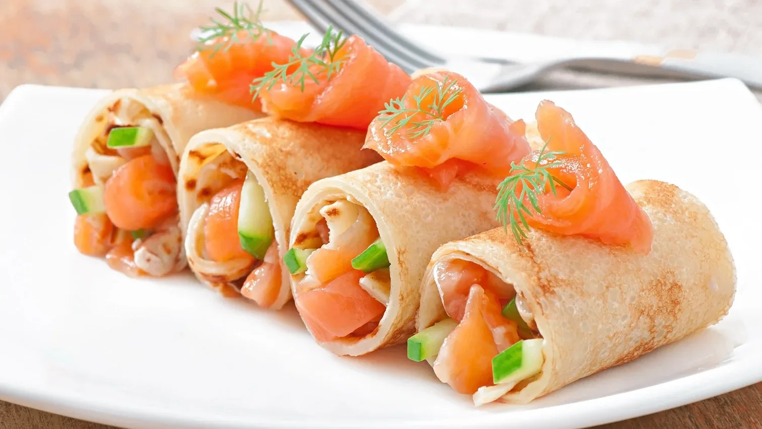 Эта закуска идеально сочетается с легким салатом или свежими овощами 🥞

Блины с красной рыбой и сыр
