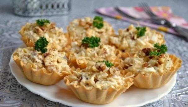 Закуска с курицей и ананасами в тарталетках