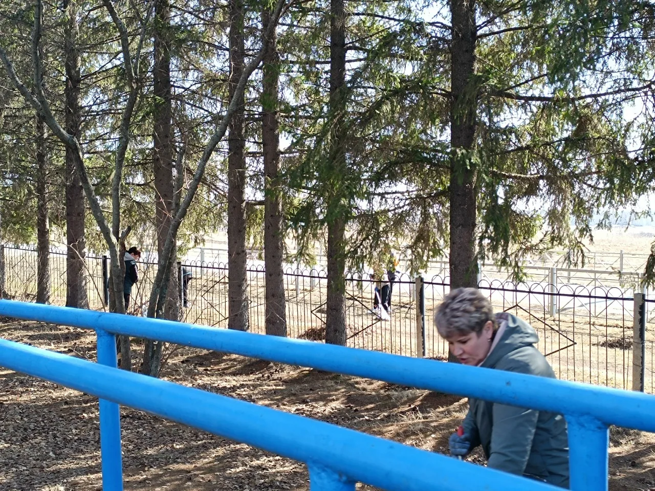 Педагогический коллектив и обслуживающий персонал  школы сегодня дружно вышли на первый в текущем го