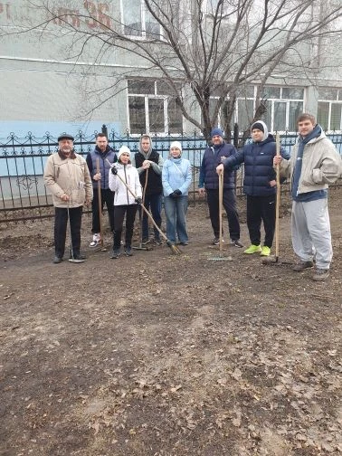 Субботники продолжаются! Сегодня вновь сотрудники спортивной школы вышли на уборку терр...
