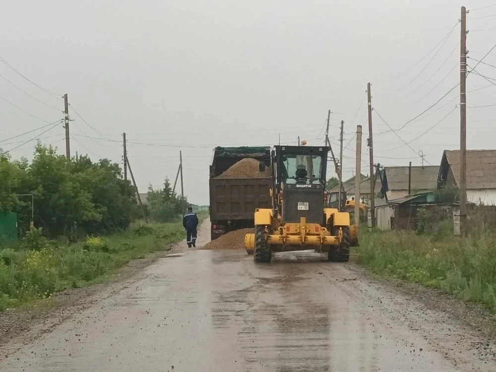 В Богдановке на улице Молодежная в рамках проекта партии "Единая Россия" - "Дороги" нач...