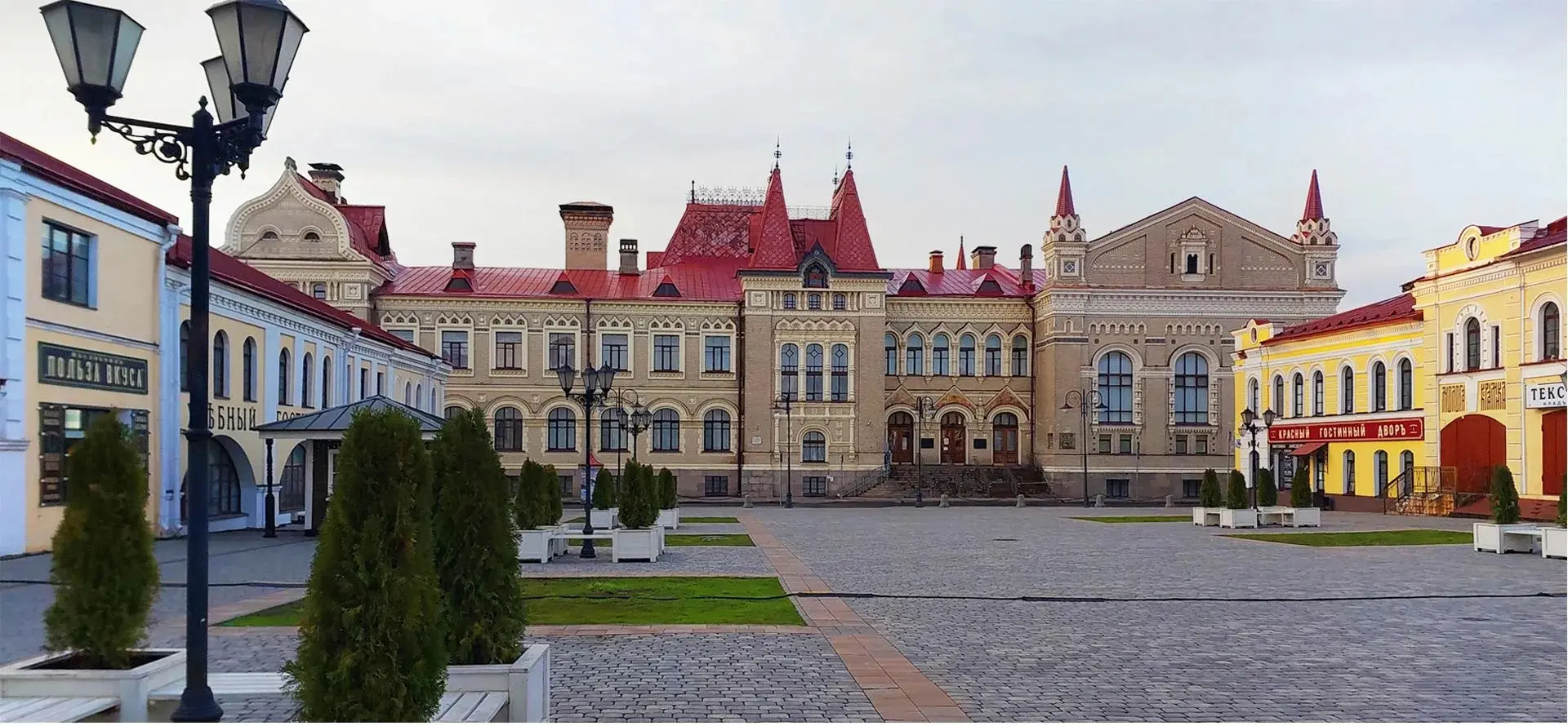 Прогуливаясь по Волжской набережной в Рыбинске, невозможно пройти мимо здания Новой хле...