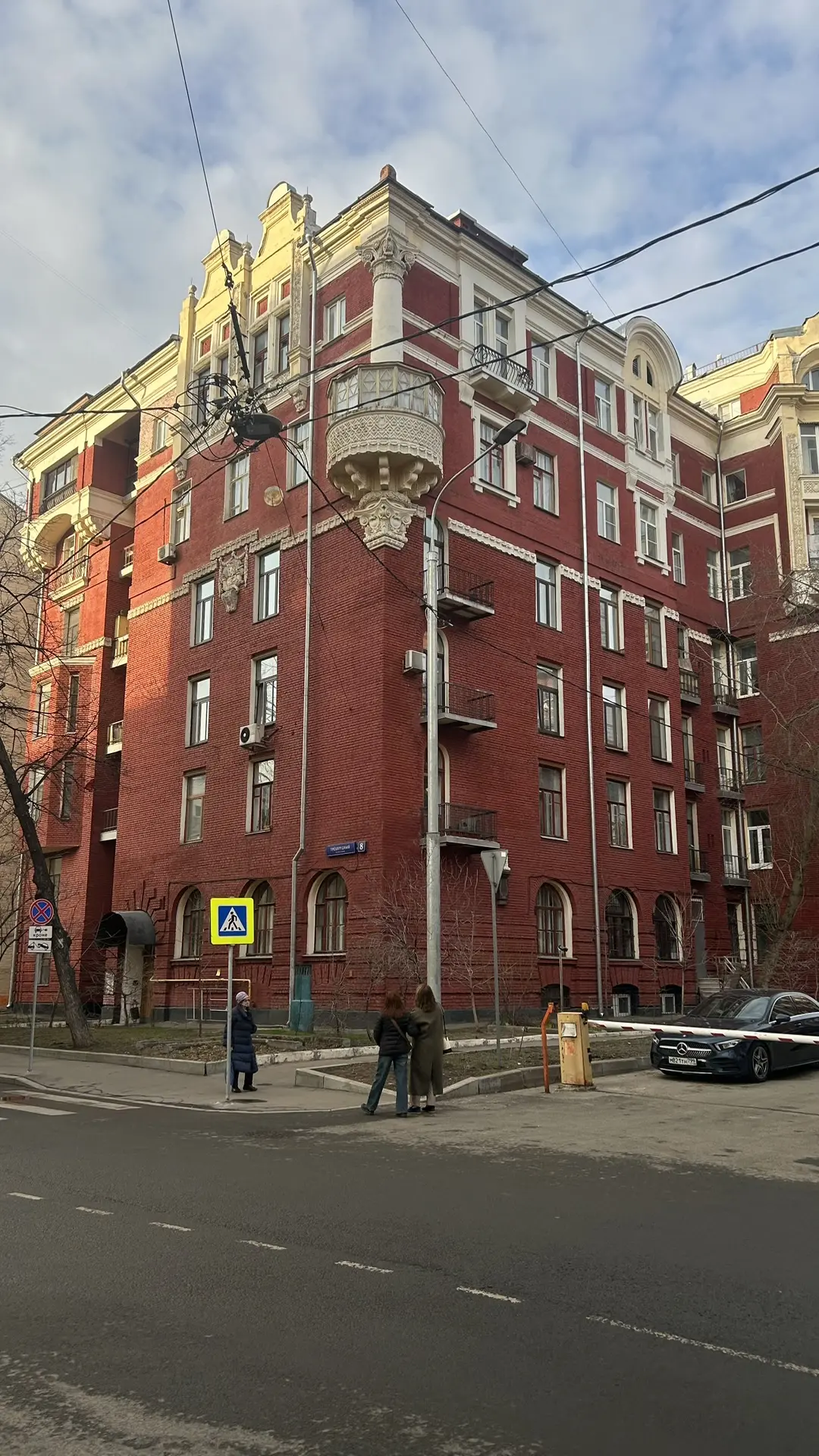 Недавно по делам была в центре Москвы , обратила внимание на архитектуру одного дома в ...