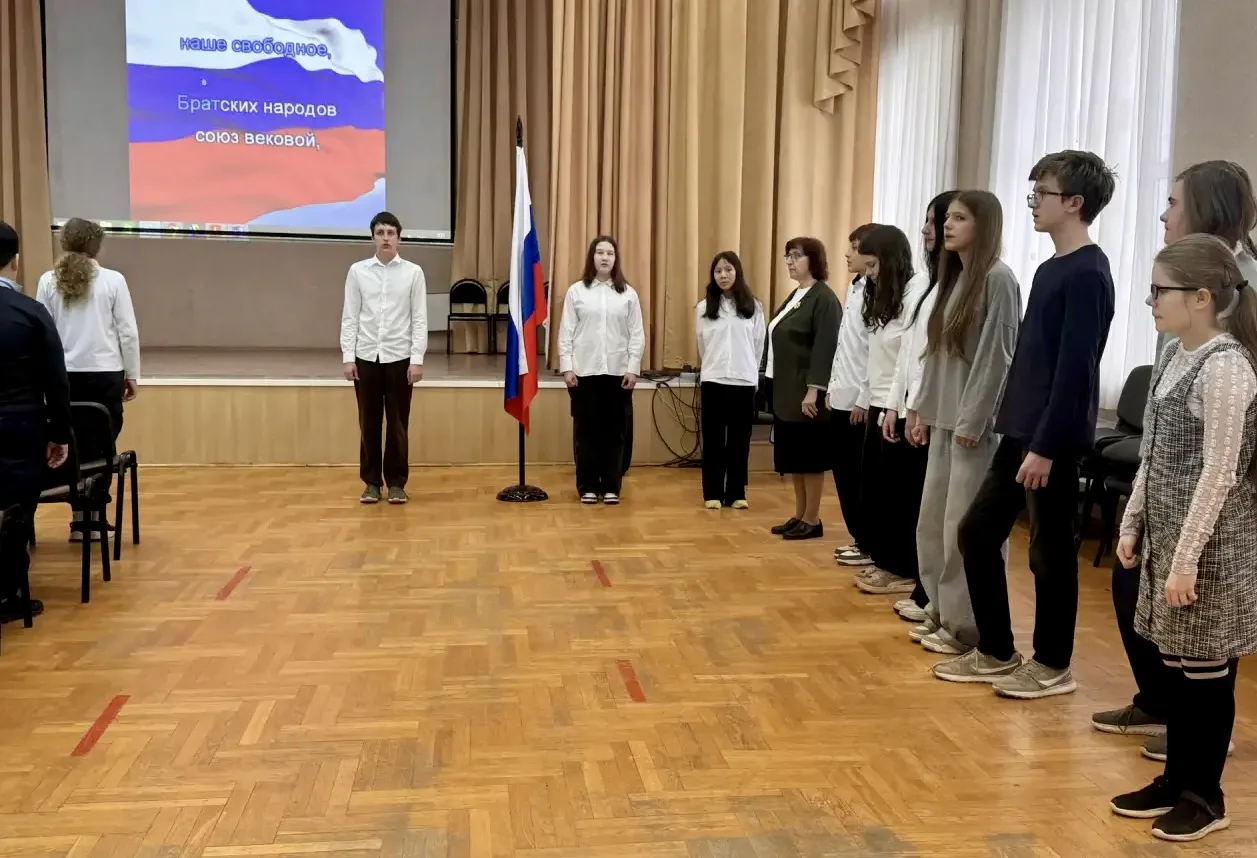 🇷🇺 Понедельник начинается с главного: Флаг и Гимн России!🇷🇺   Традиционно новая учебная неделя начал