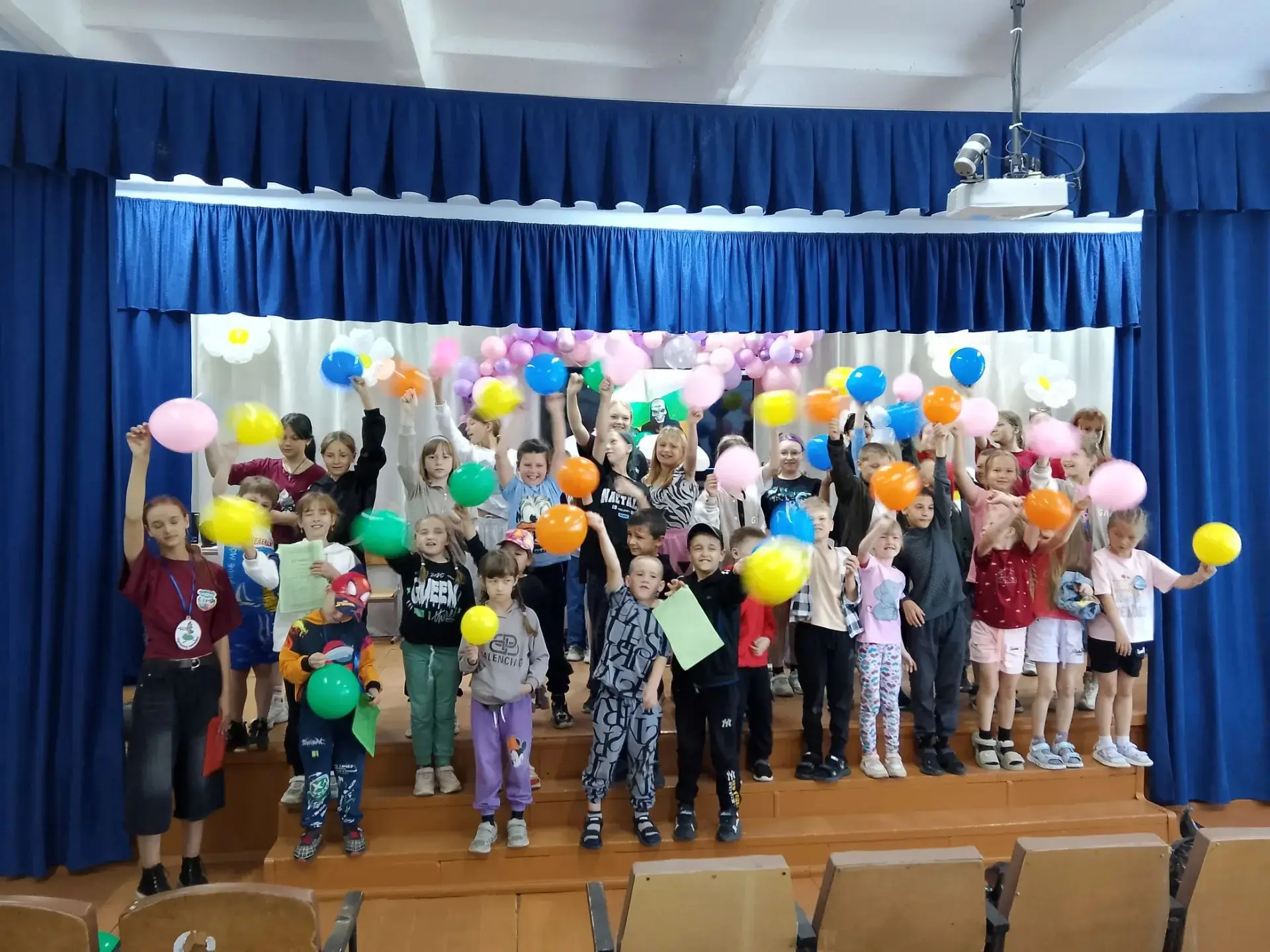 Сегодня в нашей школе завершил работу летний лагерь «Солнышко»!

🌈 Лагерь — это маленькая жизнь! Вс