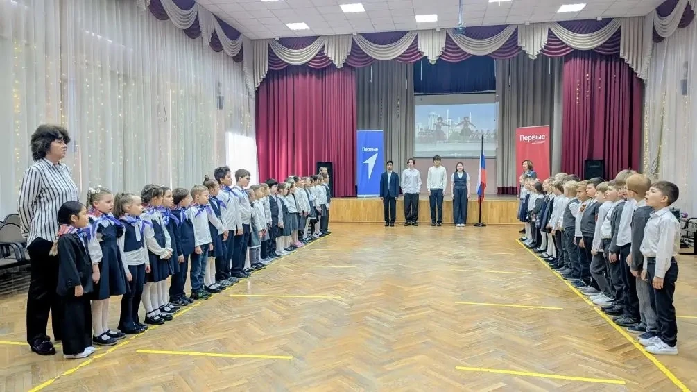 🇷🇺 Новая учебная неделя в нашей школе началась с традиционной торжественной церемонии выноса флага Р
