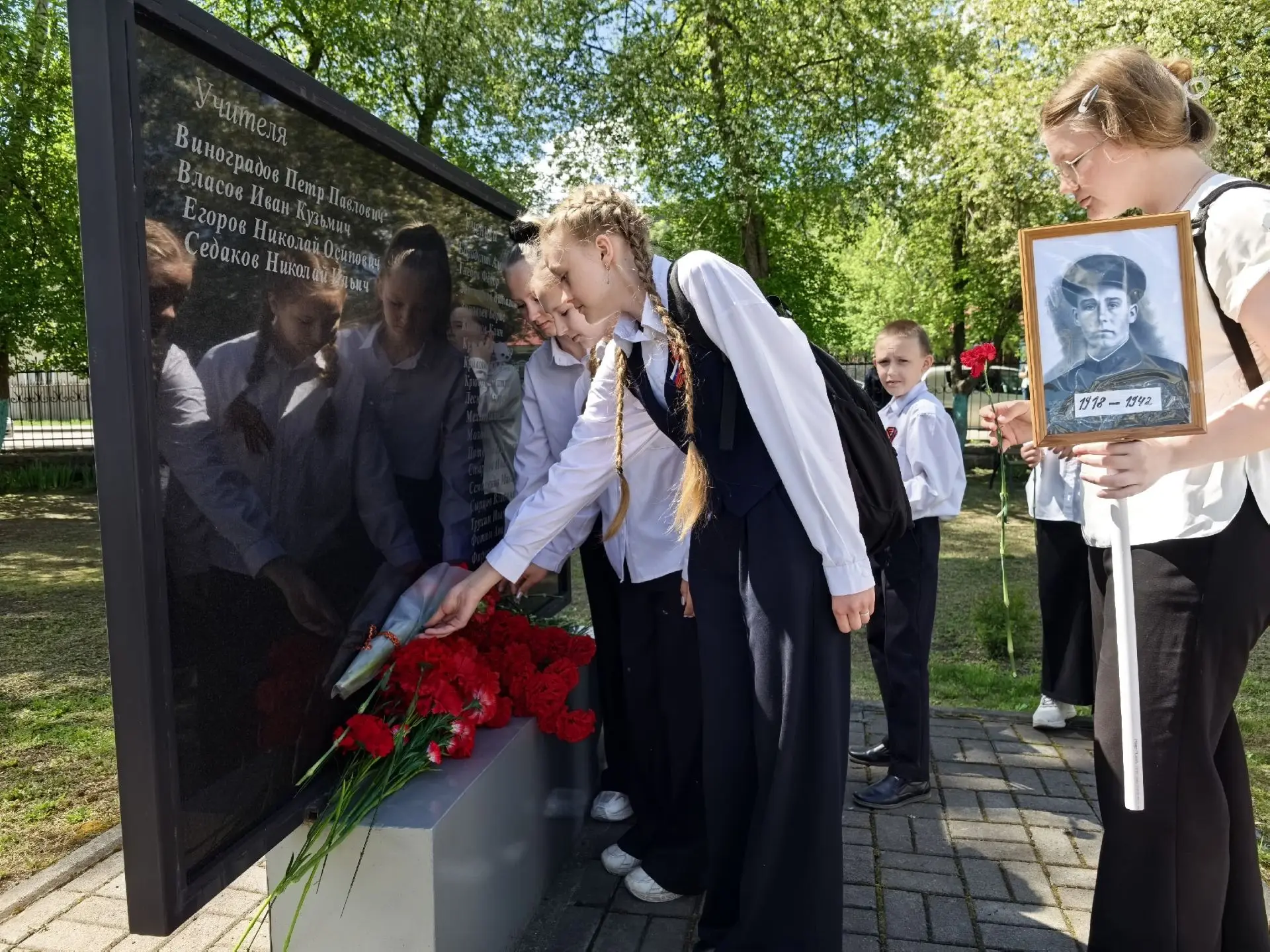 Течет река бессмертного полка По улицам, проспектам, по стране Шагают в ряд с портретами в руках Пот
