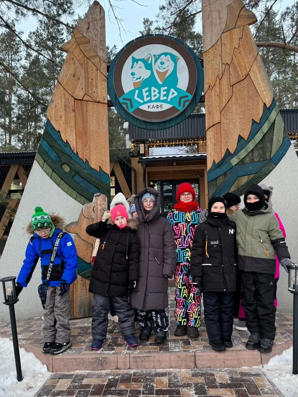 Новогодний привет от 4а класса!🎄 Ребята посетили "Маламут центр". Покатались на собачьих упряжках, п