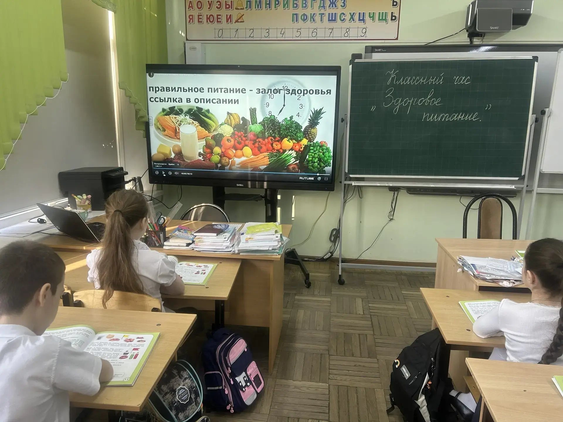 Человеку нужно есть,  Чтобы встать и чтобы сесть.  Чтобы прыгать, кувыркаться,  Песни петь, дружить,