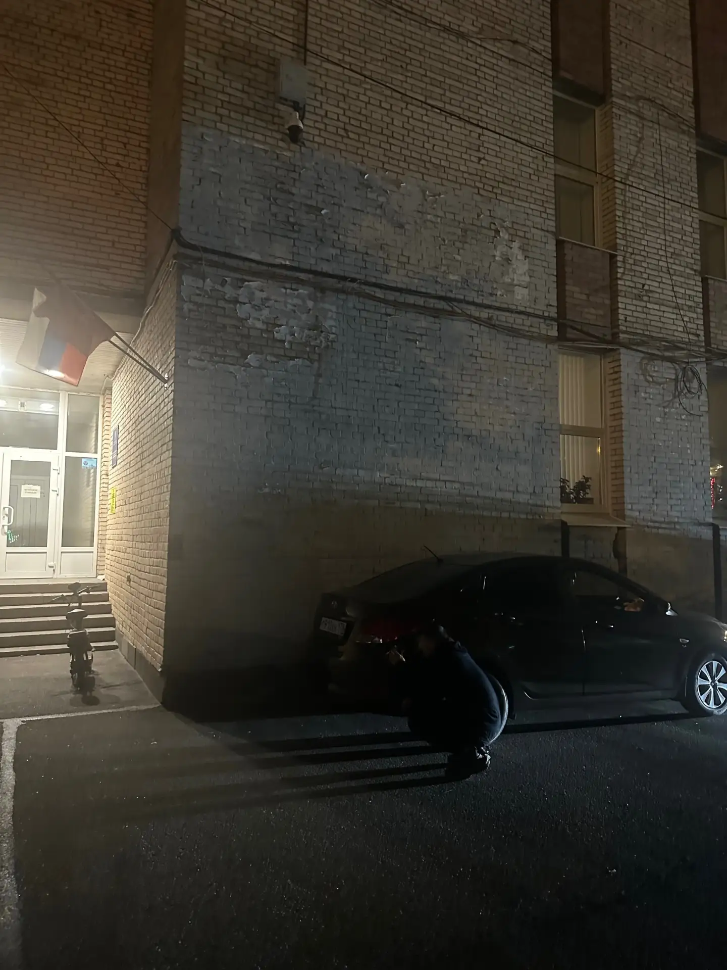 8.09.2026 на Ленинском проспекте, 127 на углу было притерто авто.